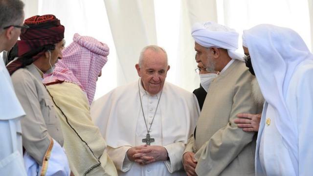 البابا فرانسيس وممثلين لطوائف دينية مختلفة في العراق