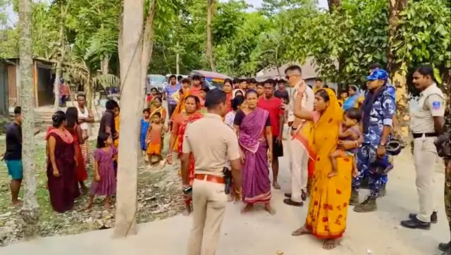 কোচবিহারের মাথাভাঙ্গায় পুলিশের সঙ্গে কথা কাটা-কাটি চলছে নারীদের