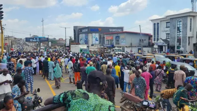 Ọ̀pọ̀ oluwode dúró síwájú ọ́ọ́fìsì gómìnà Makinde, gbé oniruuru àkọlé lọwọ 