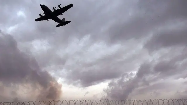 د بګرام هوايي ډګر عکس چې یوه الوتکه ترې پورته شوې ده.