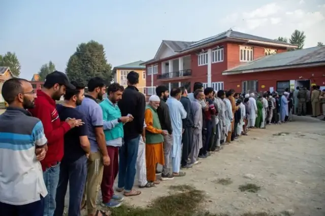 দ্বিতীয় দফার ভোটগ্রহণের দিন শ্রীনগরে ভোটারদের লাইন