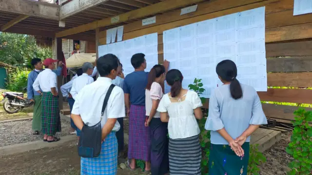 နောင်မွန်းမြို့နယ်က မဲစာရင်း လာကြည့်သူတွေ 