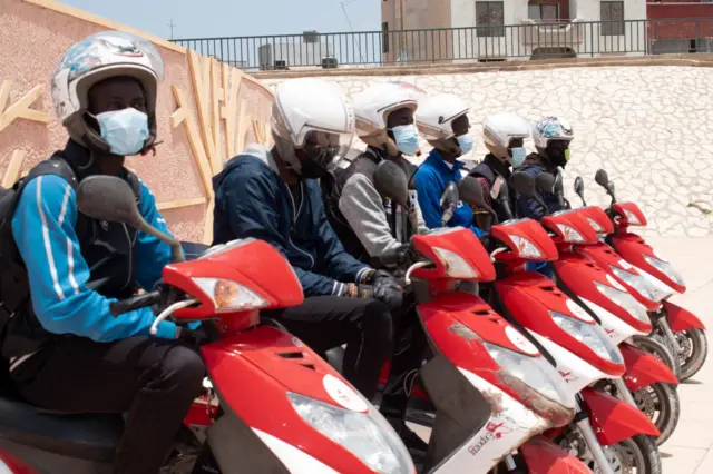 A tout juste 29 ans, Latyr Diouf est à la tête d'une entreprise spécialisée dans les services de transport de colis.