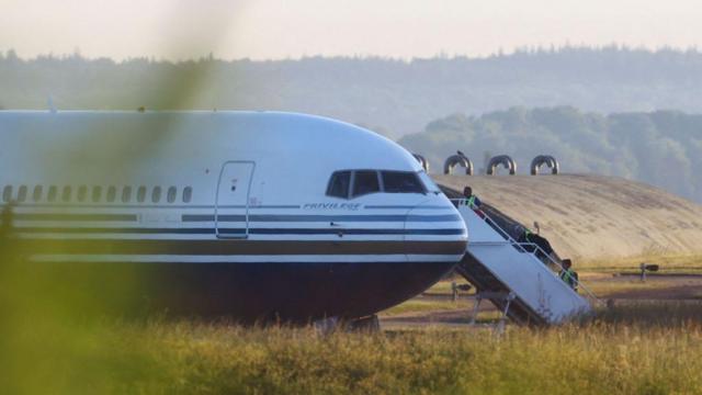 الطائرة التي كانت ستحمل طالب لجوء إلى رواندا لكن محكمة بريطانية أوقفت الرحلة.