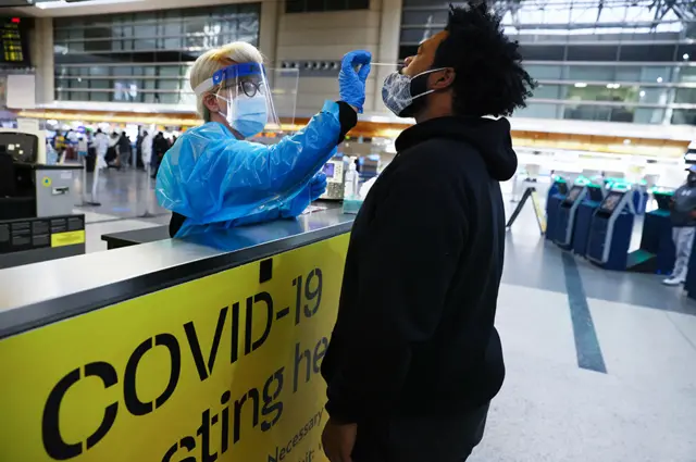 Um homem faz um testebaixar lampionsbetcoronavírus no aeroportobaixar lampionsbetLos Angeles, nos Estados Unidos.