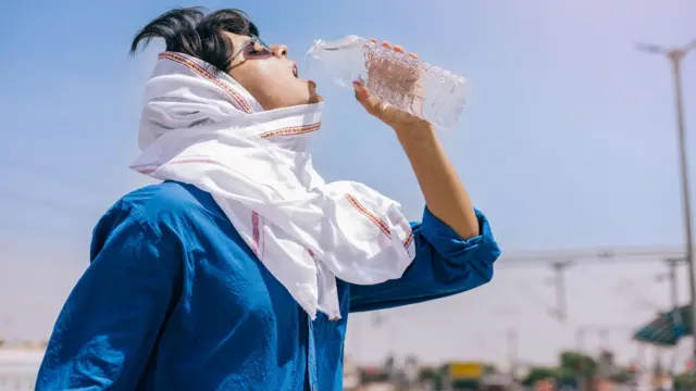 डॉक्टर सलाह देते हैं कि प्यास लगे न लगे पानी पीते रहना चाहिए