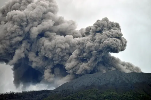 Gunung Marapi yang mengeluarkan abu vulkanik terlihat dari Nagari Batu Palano, Agam, Sumatera Barat, Senin (4/12/2023). 
