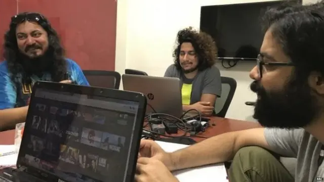 द व्हायरल फिवरच्या कार्यालयातील कर्मचारी