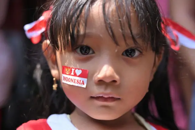 Seorang anak perempuan mengikuti berbagai permainan tradisional dalam perayaan HUT ke-78 Kemerdekaan Indonesia di Jakarta pada 17 Agustus 2023.
