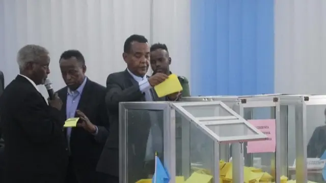 Codeynta ayaa ka dhacday Afisiyoone