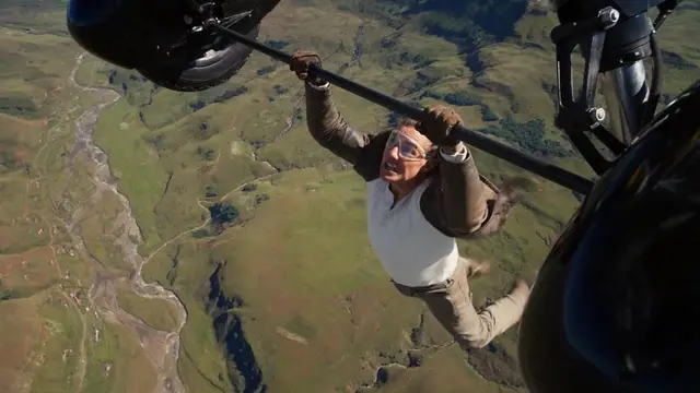 Tom Kruz se pridržava za avion