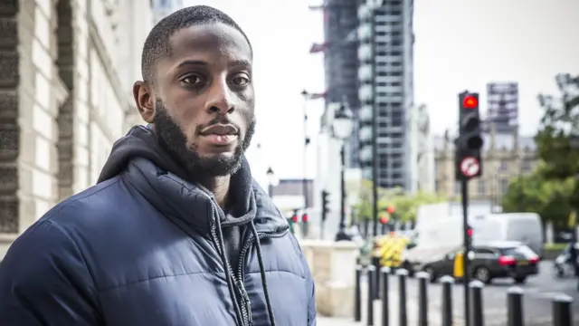 라시드는 조종사 훈련을 계속하기 위해 6만 파운드를 마련해야 한다