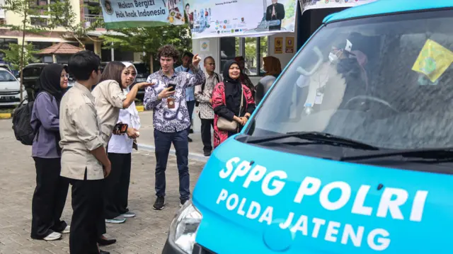 Direktur Milan Urban Food Policy Pact (MUFPP) Filippo Gavazzeni (tengah) berbincang dengan petugas Badan Gizi Nasional (BGN) saat meninjau fasilitas dapur dalam rangkaian acara Dialog Nasional Praktik Baik Makan Bergizi Gratis (MBG) di Dapur Satuan Pelayanan Pemenuhan Gizi (SPPG) Polri, Semarang, Jawa Tengah, Kamis (30/4/2026).