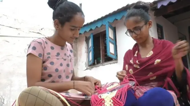 મહિલાઓ અને બાળકીઓને લોકશાહી અંગે માહિતગાર કરવાની સાથે હુન્નર શીખવી પગભર કરતી બાલિકાપંચાયત