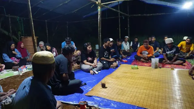 Petani Laoli bersama pendamping hukum dan koalisi mendukung perjuangan petani Laoli.