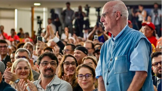 Padre Júlio Lancelotti de pé diante de plateia em evento