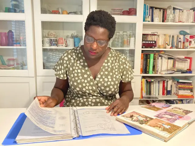 Marie consulte son dosssier d'adoption