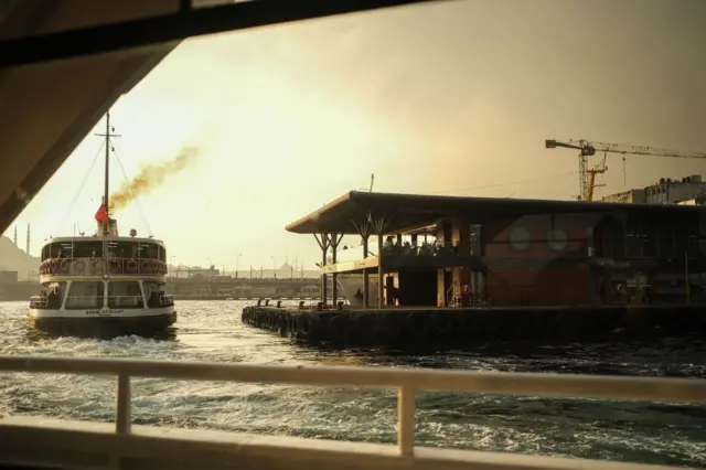 İstanbul'da limandan ayrılan bir şehit hatları vapuru