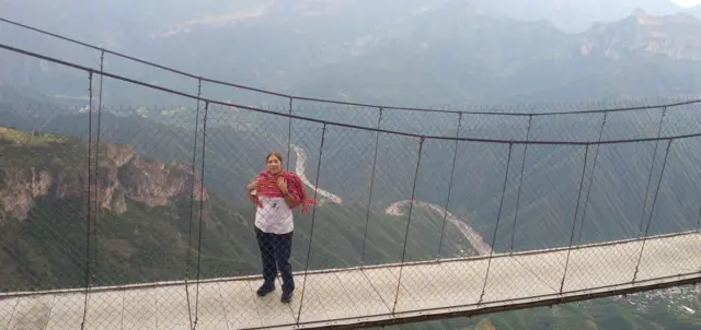 Julia Paredes en un puente colgante en la Sierra Tarahumara