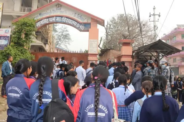 विद्यालय प्रवेश गर्दै गरेका विद्यार्थीहरू