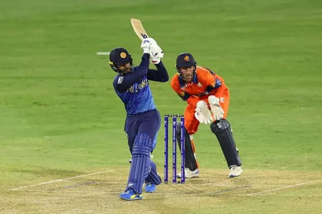 ශ්රී ලංකා ඉනිම ලකුණු 123ක් ලෙස සටහන්ව තිබියදී ධනංජය ද සිල්වා ලකුණු 34 කට දවා ගැනීමට ටීම් ප්රින්ගල් සමත් වුණි.