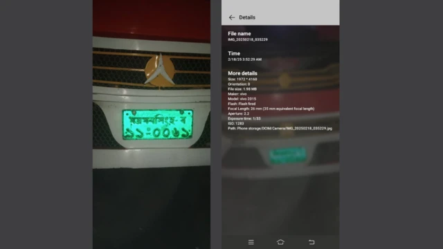 রাজশাহীগামী সেই বাস। ডাকাতরা চলে যাওয়ার পর ছবি তুলেন এক যাত্রী।