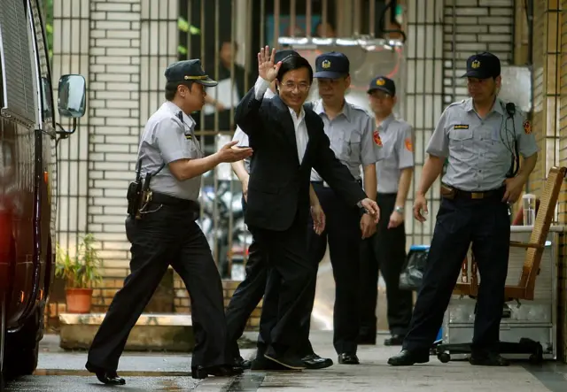 2010年6月11日,台湾前总统陈水扁(中)抵达台北,等待其因贪污罪被判无期徒刑的上诉判决。
