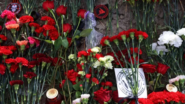 صورة لزهور وبقع العسكرية في نصب تذكاري مؤقت بالقرب من مركز PMC Wagner السابق، المرتبط بمؤسس مجموعة فاغنر، يفغيني بريغوجين، في سانت بطرسبرغ، روسيا في 24 أغسطس آب 2023.
