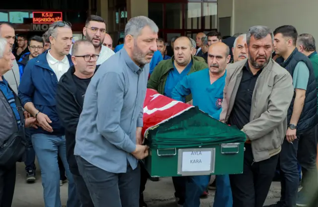 родбина убијених у турској носи сандук, родбина убијених у турској, пуцњава у турској, пуцњава у школи у турској