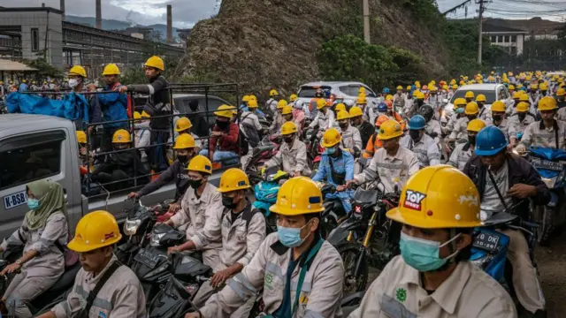 Kemacetan di sekitar PT IMIP menjelang pergantian sif kerja