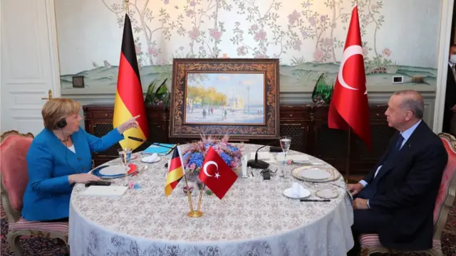 Erdoğan, Merkel'e Rizeli ressam Selahattin Kara'nın yaptığı Ortaköy tablosunu hediye etti.