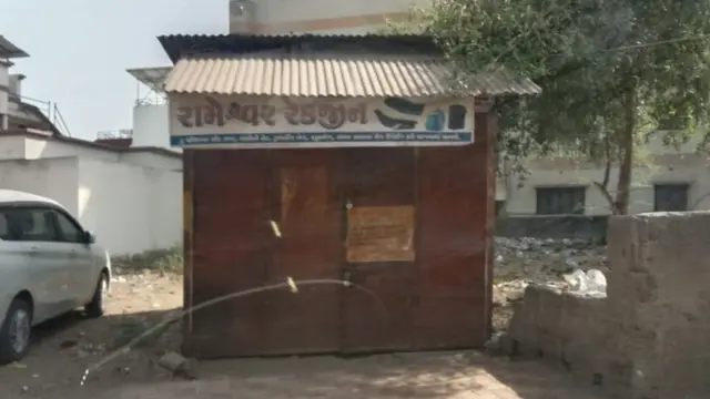 2001માં ભૂકંપમાં દુકાન ગુમાવનાર વેપારીએ પતરાંવાળી દુકાનમાં વેપાર કરવો પડે છે