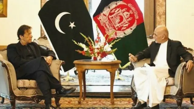 عمران خان له پخواني افغان ولسمشر محمد اشرف غني سره (ارشیف تصویر)