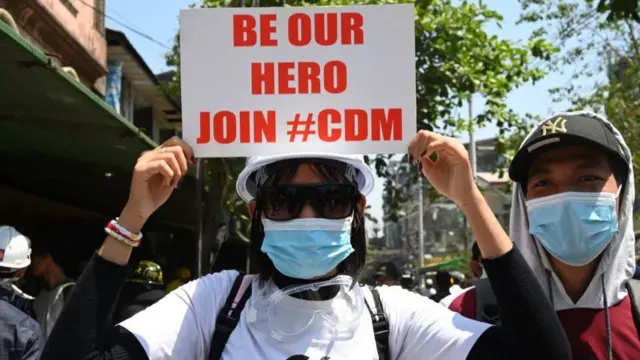 စီဒီအမ်လှုပ်ရှားမှုမှာ ပါဝင်ဖို့နှိုးဆော်နေတဲ့အမျိုးသမီးတယောက်ကို မတ်လ ၈ ရက်နေ့ကတွေ့မြင်ရ