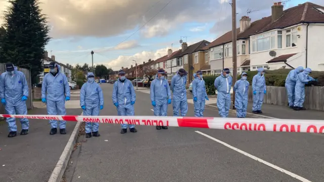 د لندن پولیسو وویل یو کس په چړې وهل شوی او دوه نور ټپیان شوي دي.