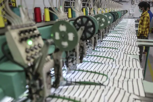 तिरुपुर की एक फ़ैक्ट्री में काम करते कारीगर