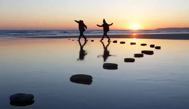 Deux personnes marchent sur l'eau
