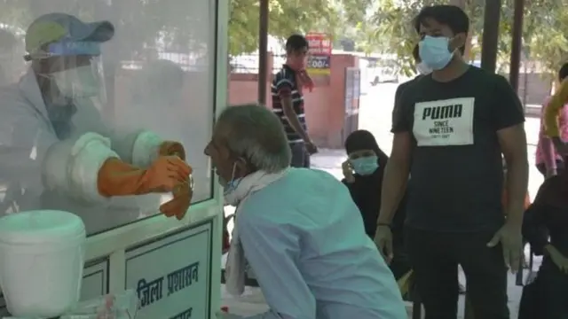 করোনাভাইরাস পরীক্ষার জন্য নমুনা সংগ্রহ করা হচ্ছে