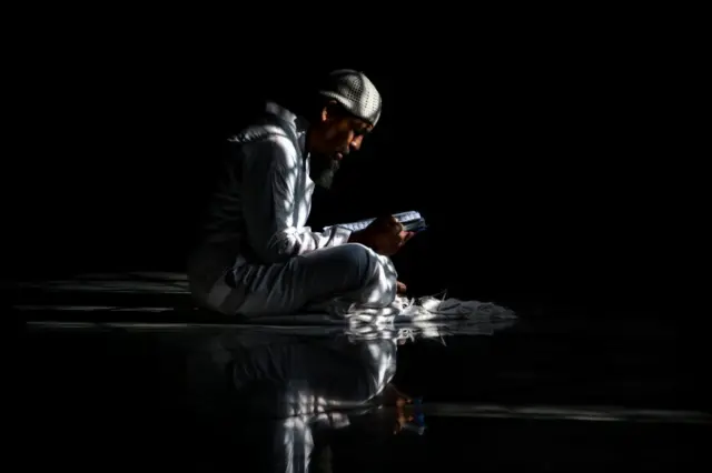 Membaca al-Quran di sebuah masjid di Aceh