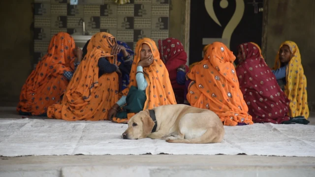 ऋतुराज के घर पर विलाप करती महिलाएं