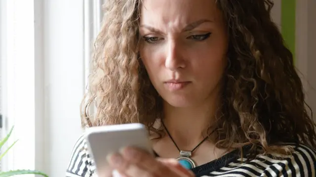 Mujer con celular