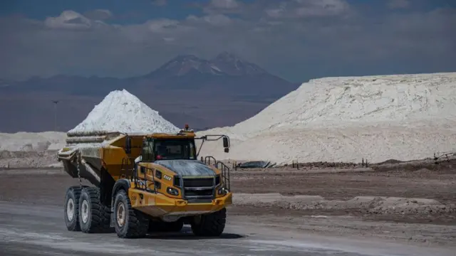 Un camión traslada una montaña de litio