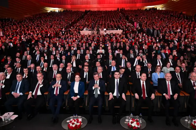 Toplantıya yaklaşık 3 bin kişi katıldı