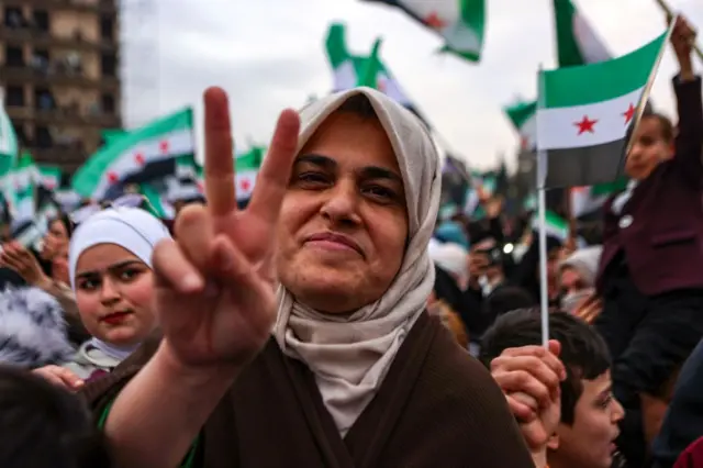 مواطنة سورية ترفع علامة النصر من ساحة سعدالله الجابري في حلب