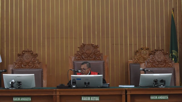 Hakim tunggal Djuyamto memimpin sidang perdana praperadilan Sekjen PDI Perjuangan Hasto Kristiyanto yang tidak dihadiri pihak termohon dari KPK di Pengadilan Negeri Jakarta Selatan, Jakarta, Selasa (21/1/2025). 