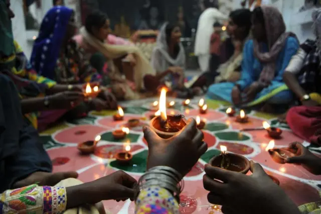 पाकिस्तानको हैदराबादमा माटोको दियोमा बत्ती बाल्दै हिन्दू महिलाहरू 