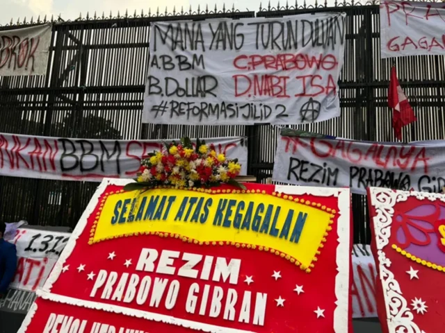 Kelompok mahasiswa mengirim karangan bunga di gedung DPR sebagai bentuk protes.