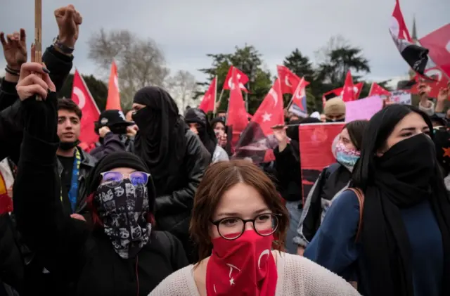 Saraçhane'deki gösterilere katılan, yüzleri kapalı genç kadınlar 