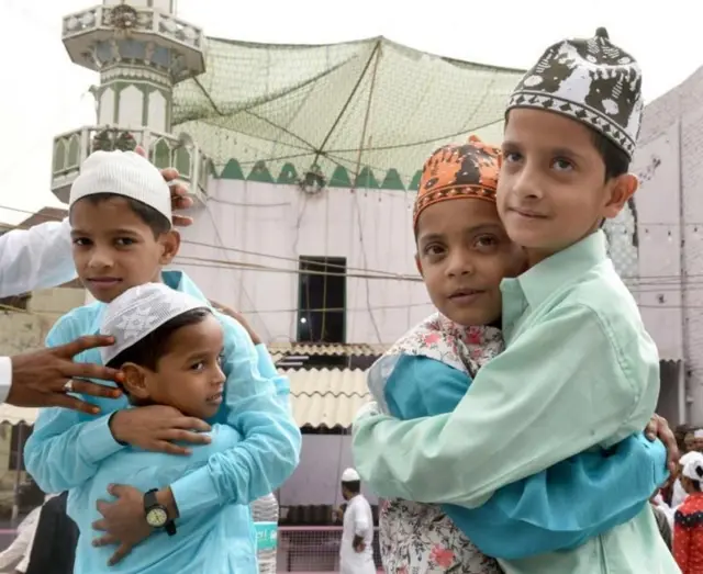 ঈদে কোলাকুলি বিভিন্ন দেশে মুসলিমদের মধ্যে একটি অভিন্ন রীতি