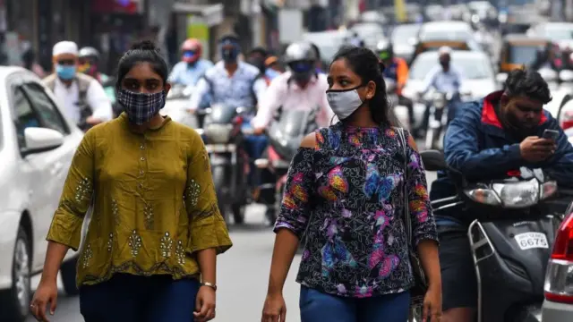 બજારમાં બે છોકરીઓ